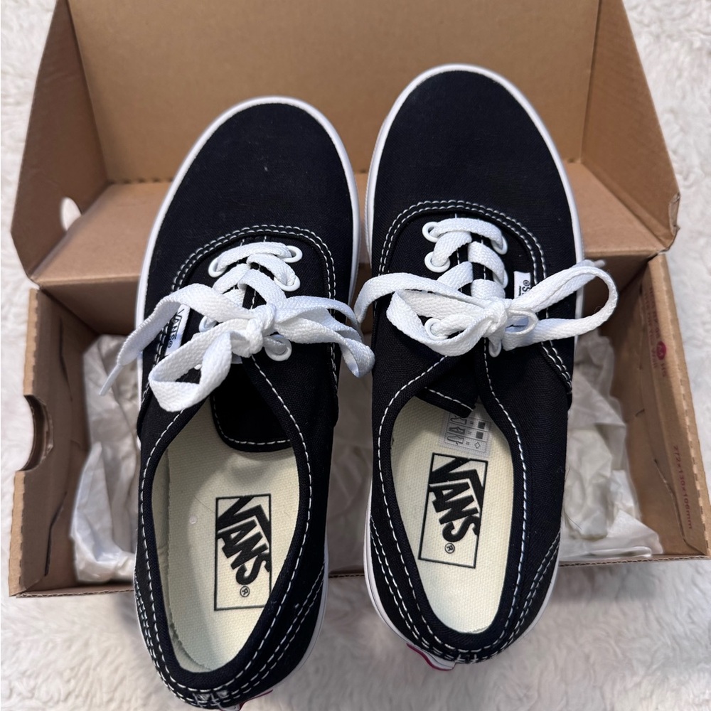 Vans Authentic Black & White Youth Sneakers - Size 2 - New in box low top - Picture 2 of 6
